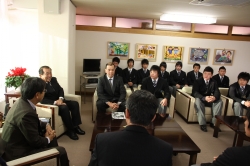 尾高ラグビー市長を表敬
