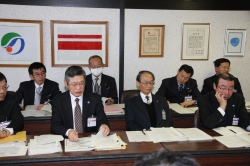記者の質問に答える市職員