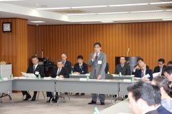 尾道「てっぱん」推進協議会で挨拶する平谷会長