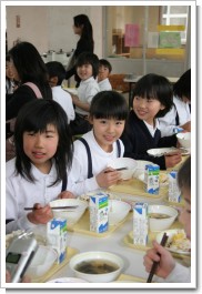 給食を食べる児童ら（高見小学校）