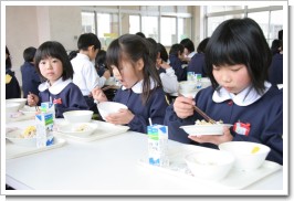 給食を食べる児童ら（高見小学校）