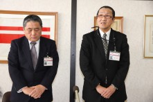 説明を行なう市の幹部