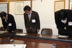 謝罪する平谷市長と幹部職員