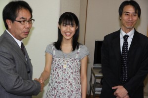 左：平谷市長　中：瀧本美織さん　右：海辺潔さん