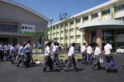 新校舎と移動する生徒ら