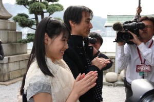 住吉神社に成功を祈願する瀧本さんと海辺プロデューサー