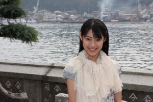 尾道水道を背景にインタビューに応じる瀧本さん