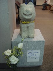 ドビン像に花が供えられた.JPG