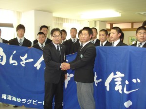 平谷市長と握手する木村主将.JPG